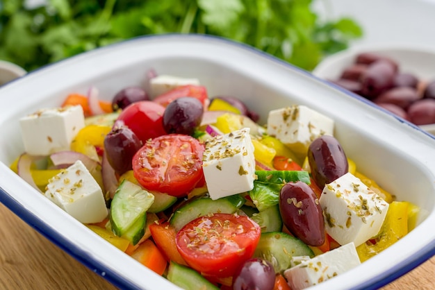 伝統的なさわやかなギリシャの村のホリアティキサラダはどんな食事にもおいしくて健康的です