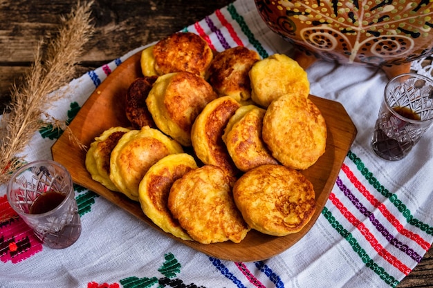 Frittelle di formaggio tradizionali rumene e ucraine cucinate in stile rustico locale