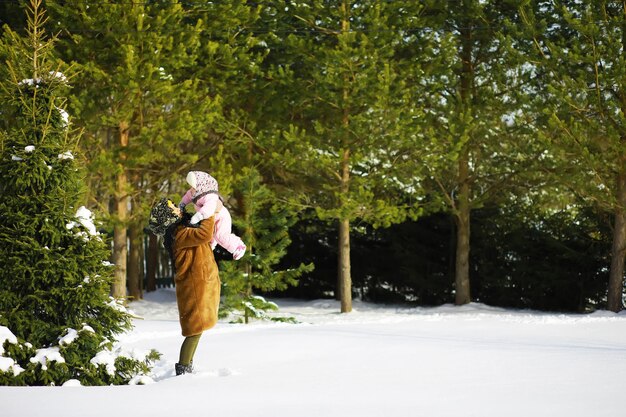 Традиционный русский праздник ранней весной. проводы зимы. вторник на масляной неделе. семья с детьми зимой в парке.