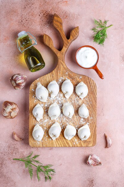 러시아 전통 pelmeni 또는 고기 만두.