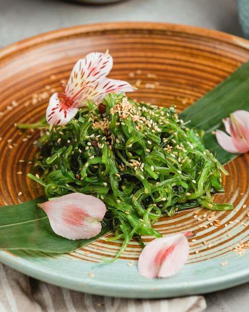 Foto gratuita insalata di verdure tradizionale alle alghe