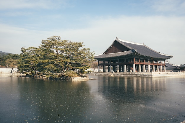 ソウル、韓国の湖の近くの伝統的な神社