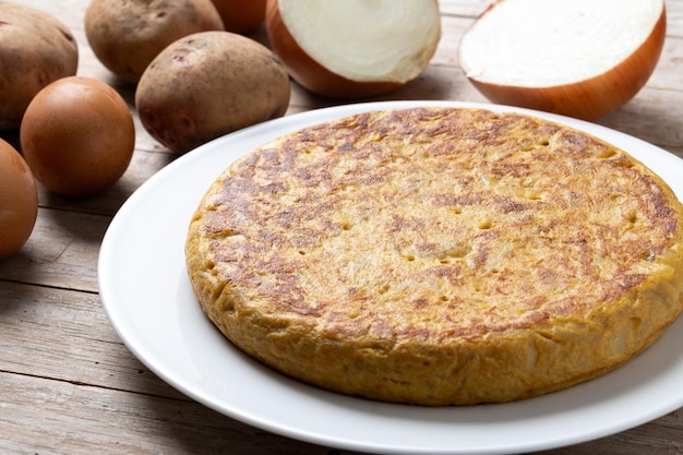 Free photo traditional spanish omelette on wooden table