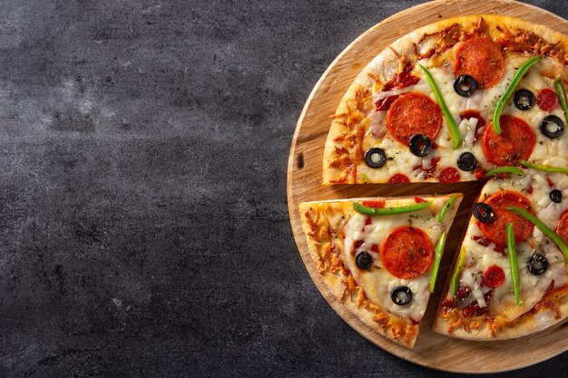 黒い石の上の伝統的な最高のピザ