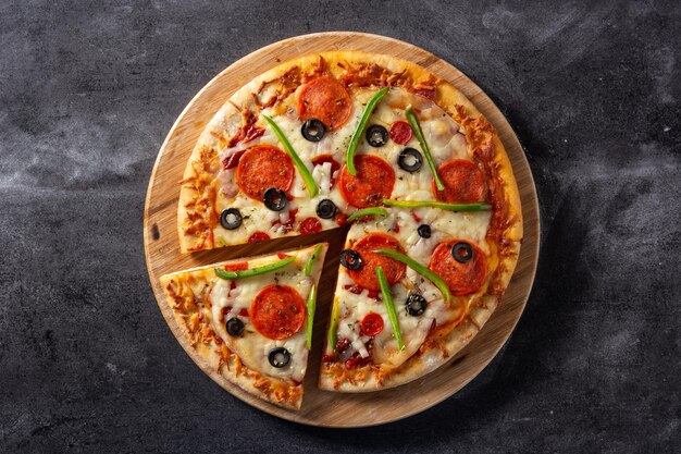 黒い石の上の伝統的な最高のピザ