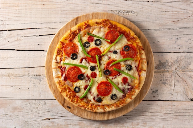 素朴な木製テーブルの上の伝統的な最高のピザ