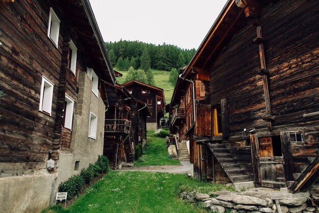 Традиционная швейцарская деревня со старыми деревянными домами в Альпах