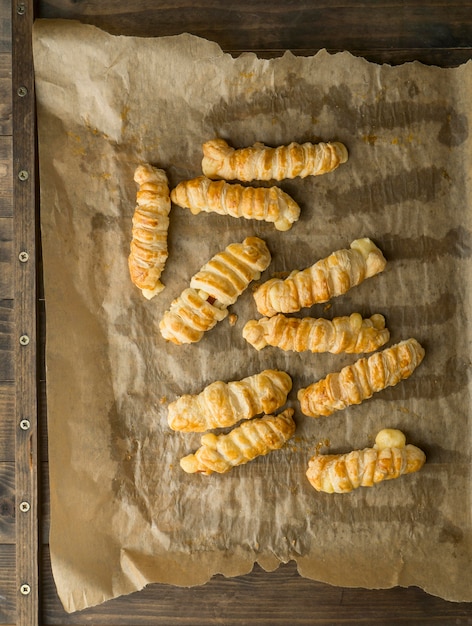 Foto gratuita tequenos tradizionali con arrangiamento di formaggio