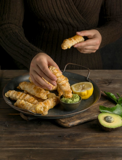 Foto gratuita tequenos tradizionali con assortimento di formaggi