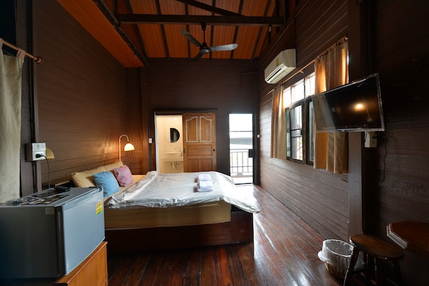 伝統的なタイスタイルの木製ベッドルーム