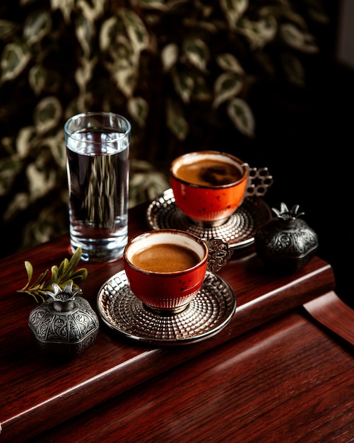 Бесплатное фото Традиционный турецкий кофе, вид сбоку