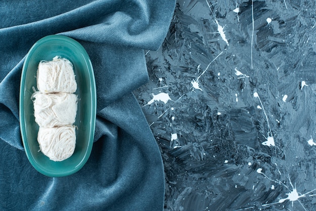 青のタオルの上の皿の上の伝統的なトルコの綿菓子。