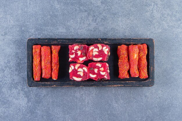 大理石の表面にある木の板で伝統的なトルコ料理をお楽しみください