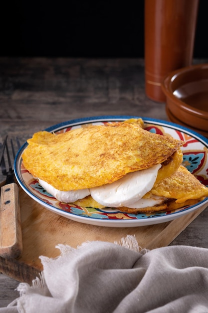 Foto gratuita tradizionale cachapa di manzo venezuelano su tavola di legno