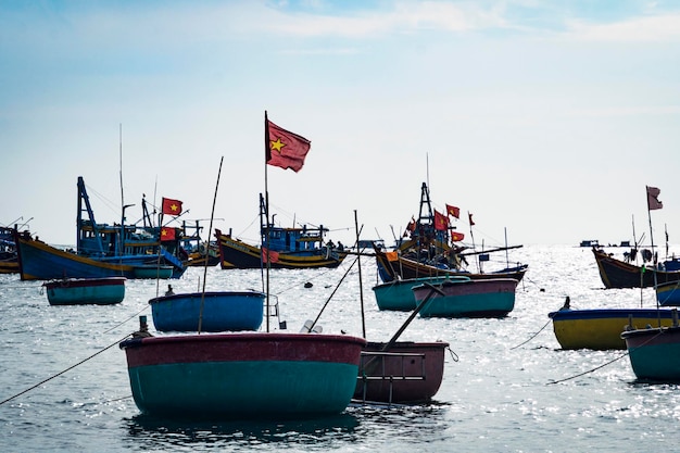赤い​旗​と​海​の​伝統的​な​ベトナム​の​丸い​ボート