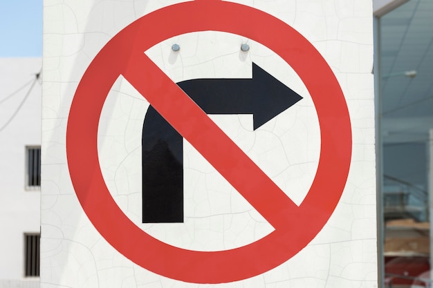 오른쪽에 금지 된 교통 화살표 표시