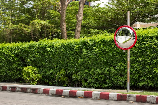 Foto gratuita specchio convex del traffico all'angolo della strada