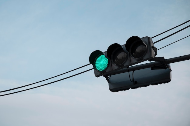 Foto gratuita semaforo per le strade della città