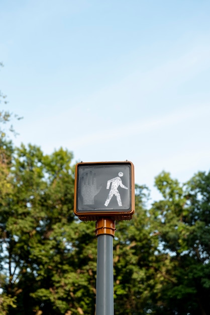 Free photo traffic light signage with blurred background