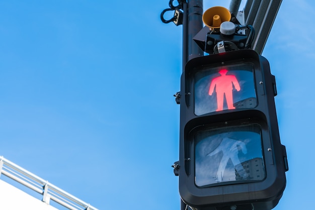 停止するには、歩行者用の赤い看板によるトラフィックライト。