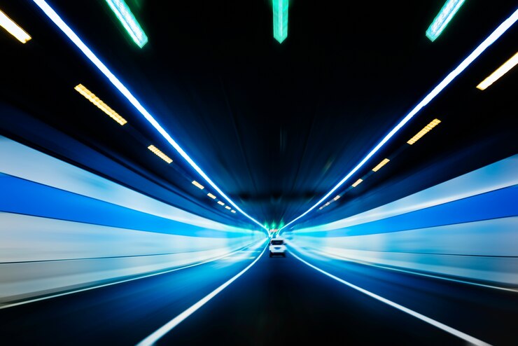 Free Photo traffic in a tunnel