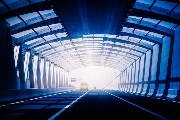 Free Photo traffic in a tunnel