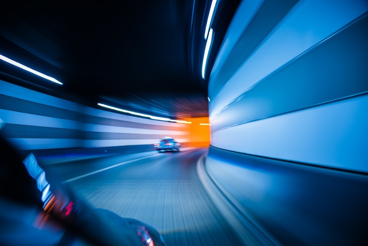 Free Photo traffic in a tunnel