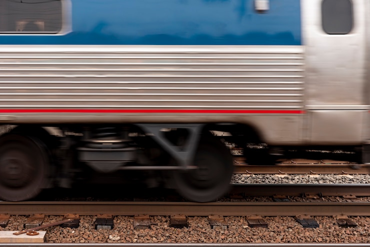मुफ़्त फोटो train on rails front view