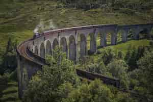 Foto gratuita allenati lungo la strada su un ponte