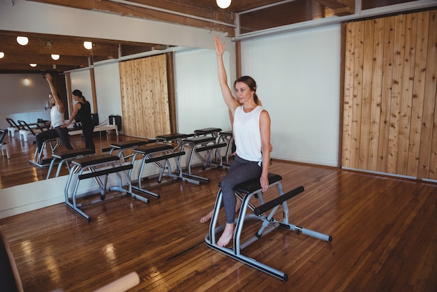 Foto gratuita trainer che aiuta una donna mentre pratica il pilates