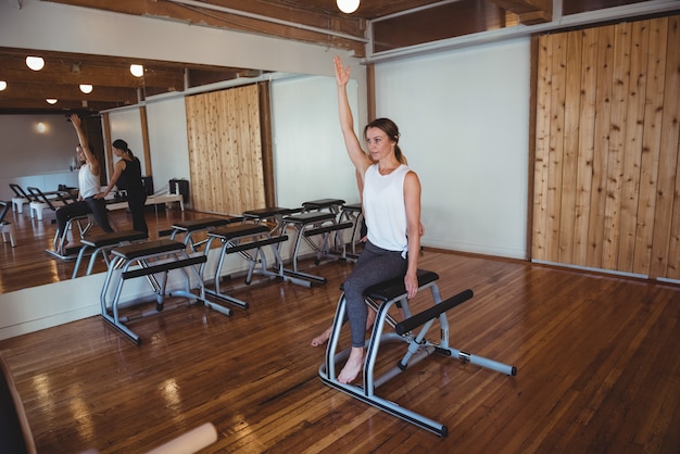 Trainer che aiuta una donna mentre pratica il pilates