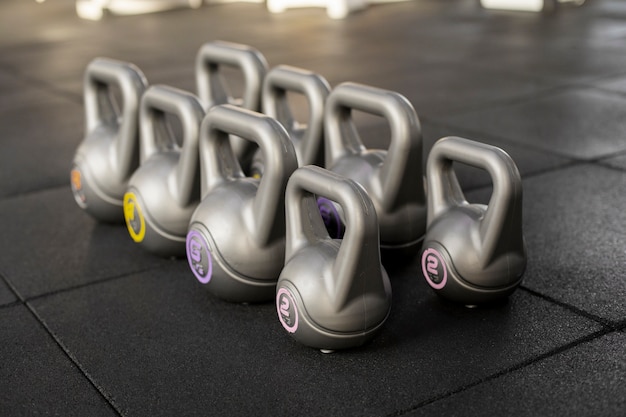 Allenamento al concetto di palestra con kettlebell