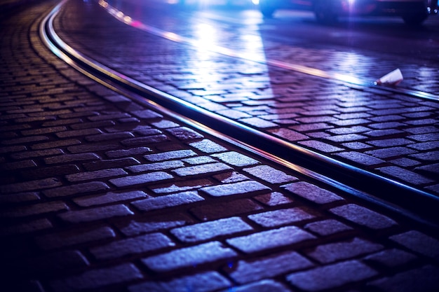 夜に空の路面電車のレール