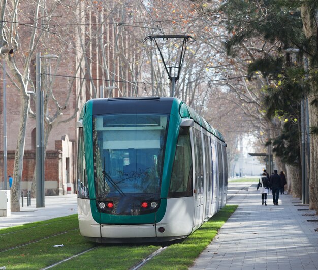 都市の路上の路面電車