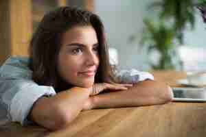 Free photo tranquil scene of young woman in the sitting room