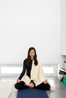 自然の中で瞑想する白い服を着た女性 無料の写真 自然の中で瞑想する白い服を着た女性 無料の写真