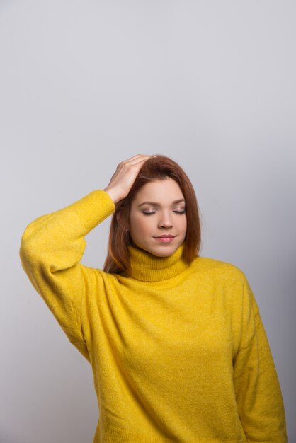 Foto gratuita tranquilla giovane donna con la mano sulla testa