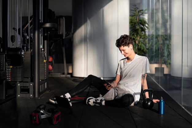 Free photo trans man exercising at the gym