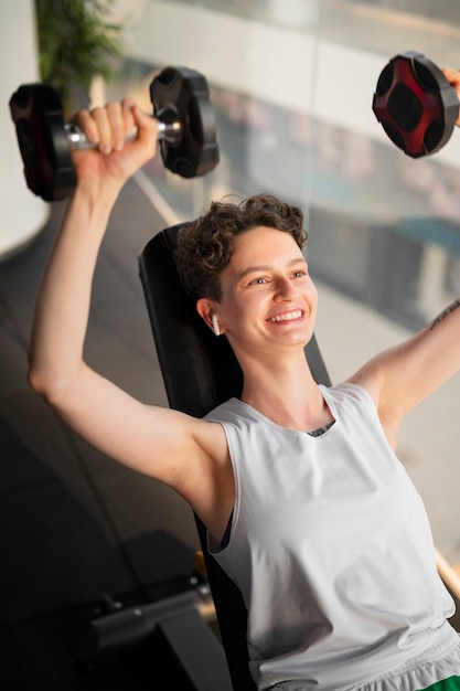 Бесплатное фото Транс-мужчина тренируется в спортзале