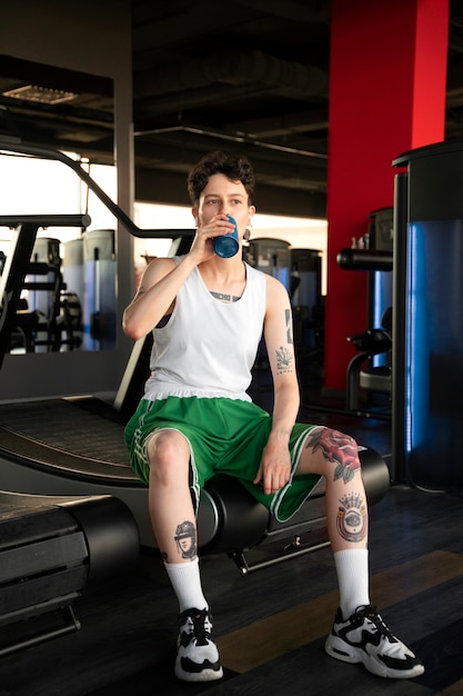 Бесплатное фото Транс-мужчина тренируется в спортзале