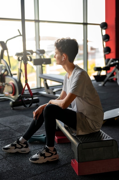 Foto gratuita uomo trans che si allena in palestra