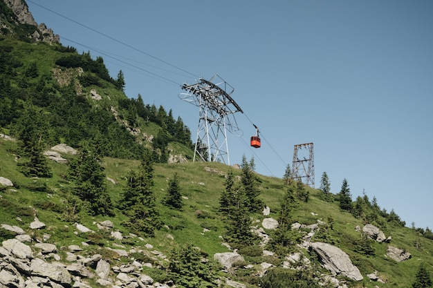 녹색 Transilvanian 카 르 파 티아 산맥, 루마니아에서 Transfagarasan 케이블 방식