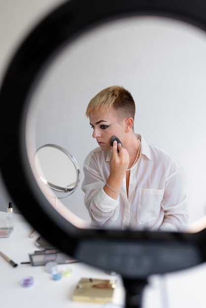 Бесплатное фото Трансгендер, использующий макияж, средний план