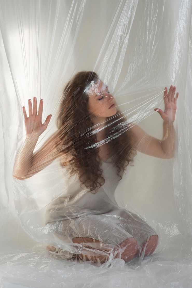 Free Photo translucent and blurred portrait of woman