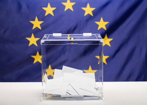 흰 봉투와 유럽 연합 깃발으로 채워진 투명 투표함