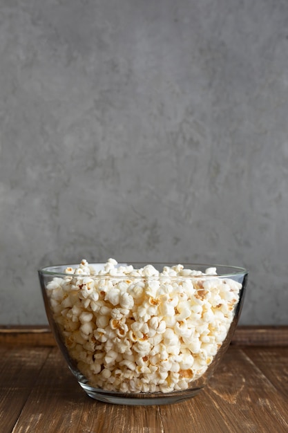 Foto gratuita ciotola trasparente con popcorn