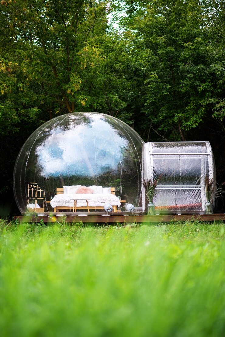 Free Photo transparent bubble tent at glamping