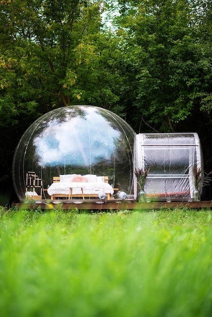 Прозрачная пузырьковая палатка в глэмпинге