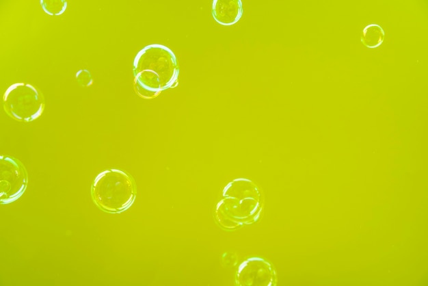 Прозрачные пузыри на зеленом фоне