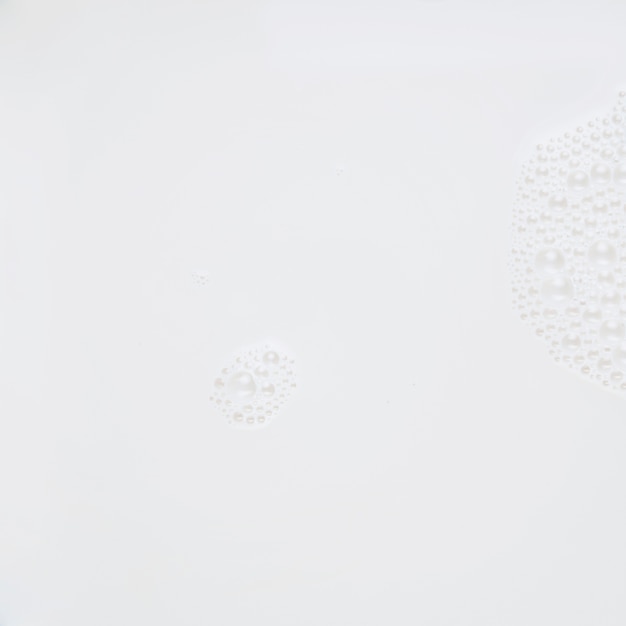 Foto gratuita bolle trasparenti sulla superficie bianca